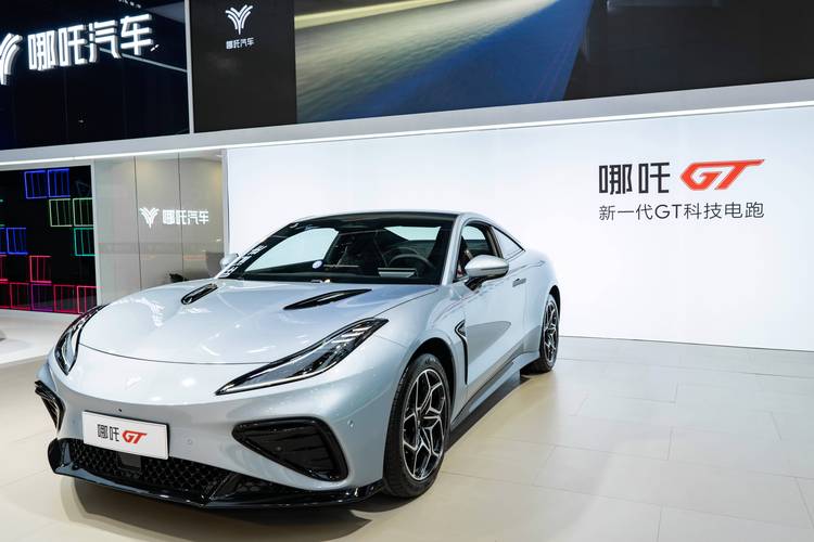 佛山180哪吒汽车在智能汽车领域的表现，领途汽车在新能源汽车市场中的影响力